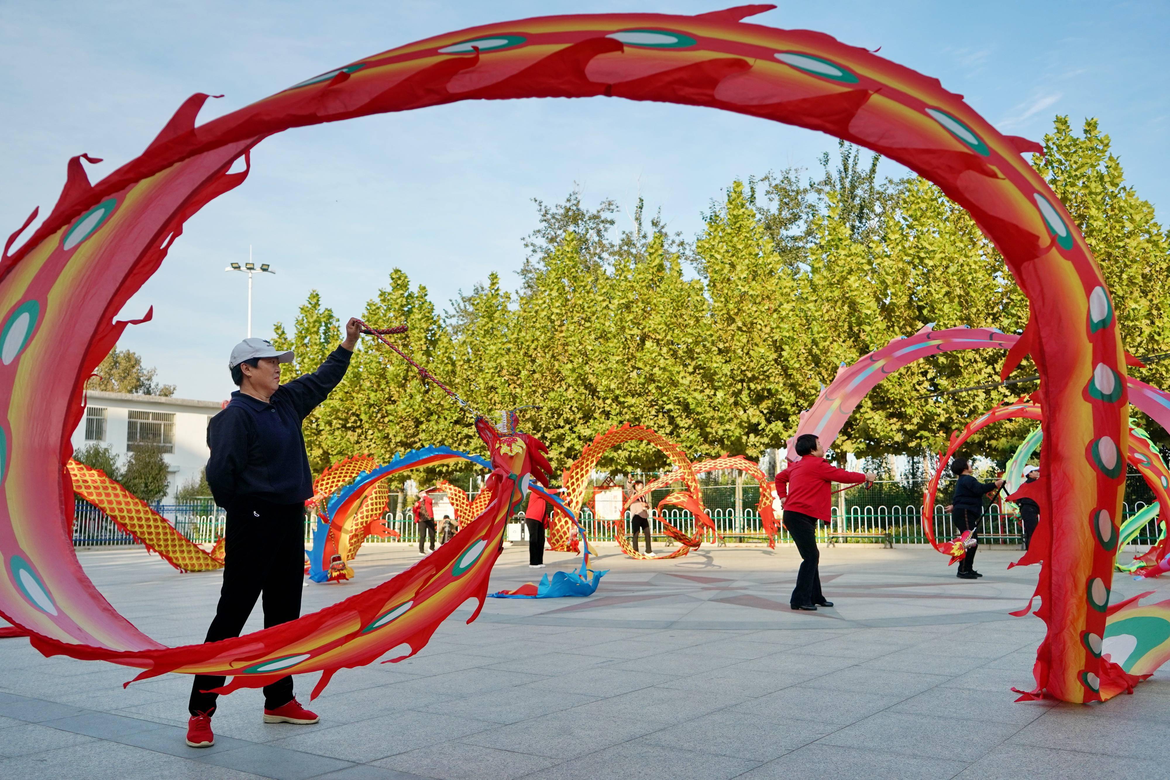 10月16日,河北省任丘市东关张村村民在村子的广场上练习舞龙