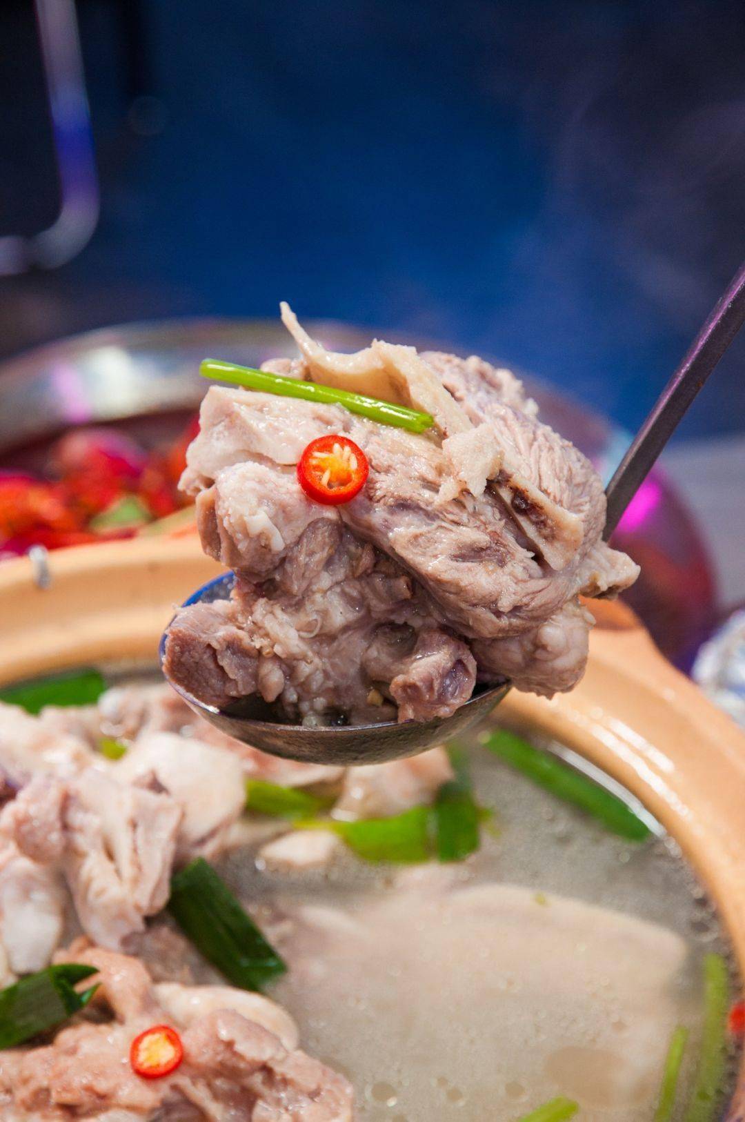 鲜活猪骨头煲02牌长夹起一大块鱼肉,来慰藉一下空虚已久的味蕾!