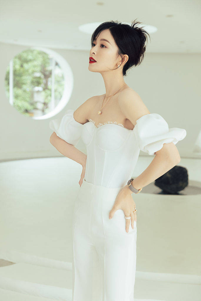 好身材 文咏珊露肩礼服秀精致锁骨 高盘发红唇惹眼氛围感满满