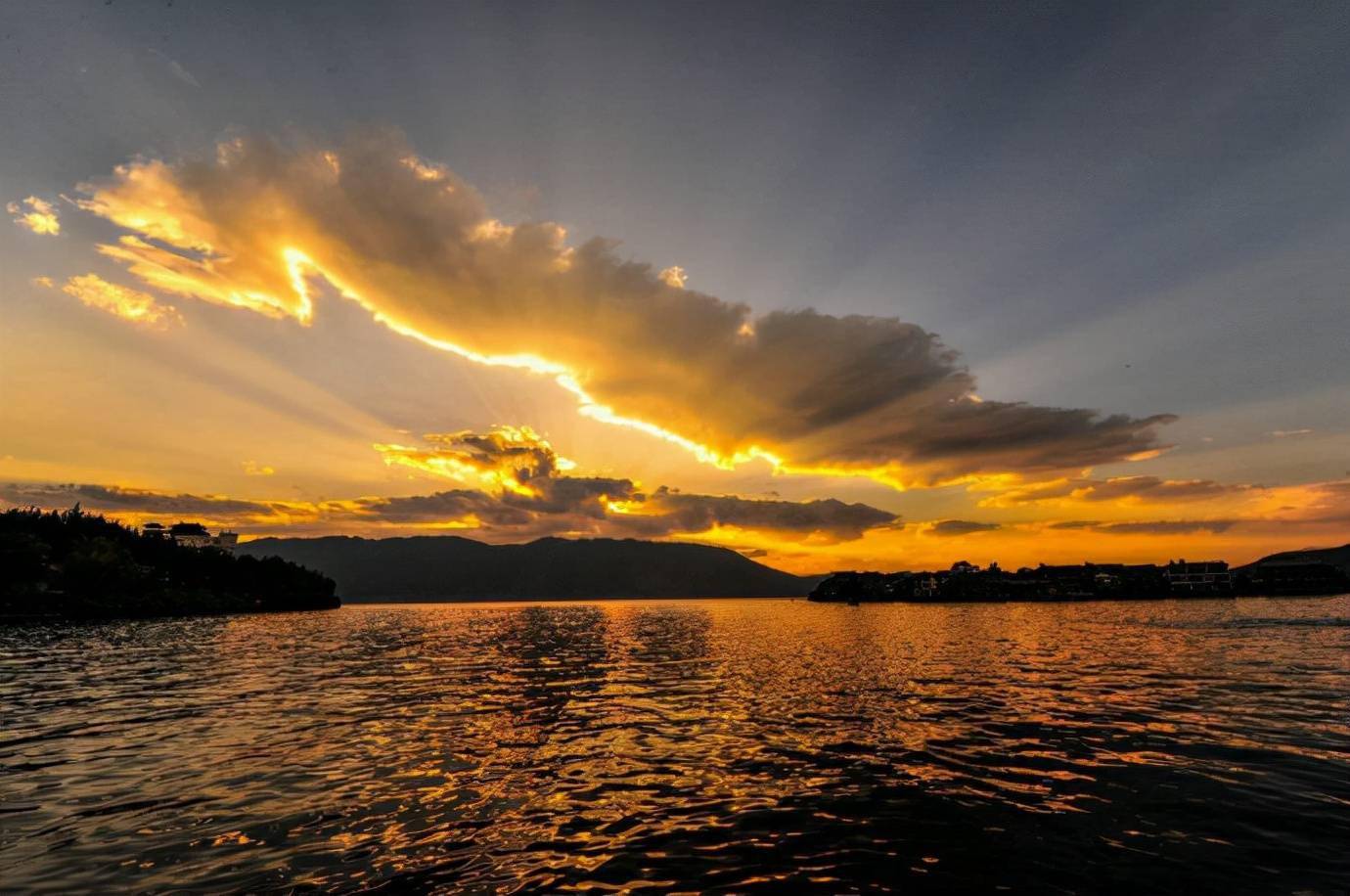 洱海夕照山图片