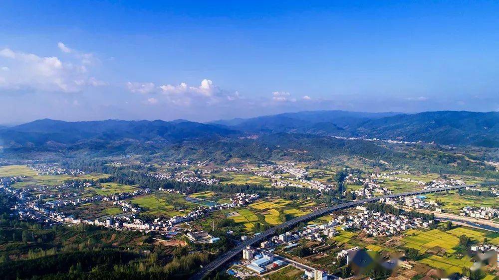 房县与竹山,竹溪,神农架,保康等地区联系密切,处在"竹房神保"区域天然