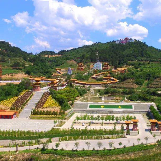 黄龙山aaaa级旅游景区,位于黄龙县城西南部,以无量山景区为核心,包括