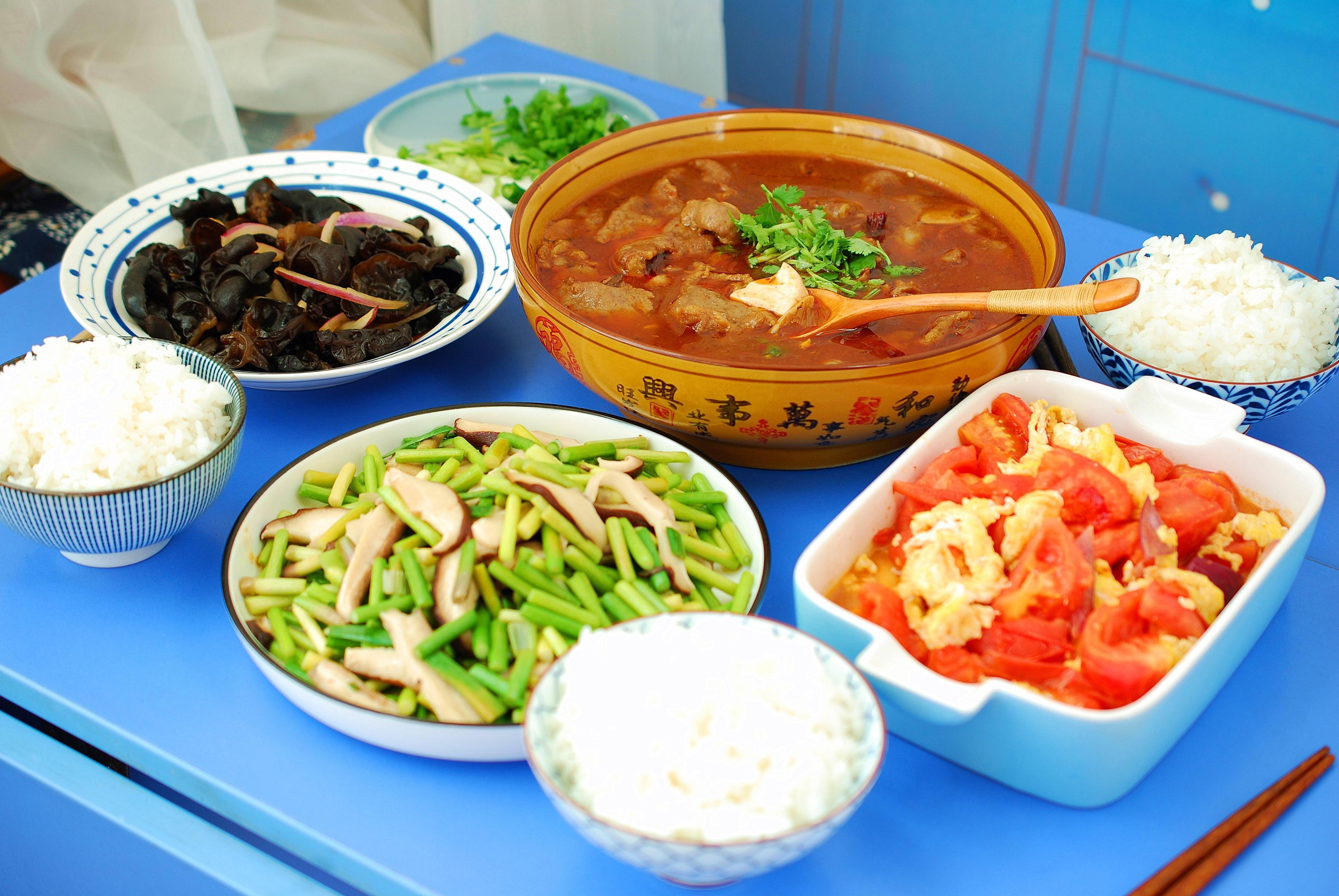 我家3口一顿普通午餐,有人羡慕有人不屑:这也拿得出手?_饭菜