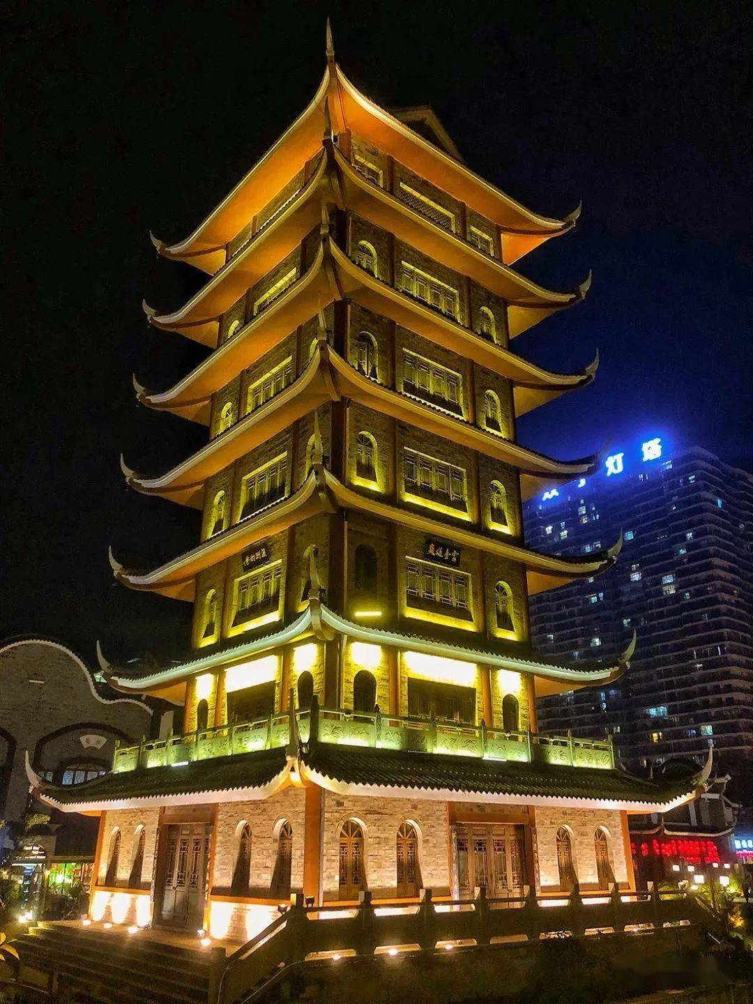 南溪古街位于宜宾市南溪区,始建于2011年,古街建筑完全采用古建筑风格