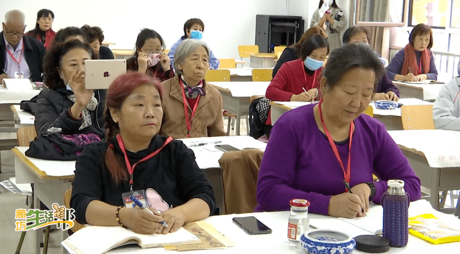 山水,花卉是老年人最喜欢的国画内容,在书画教室,老师一边在台上讲课