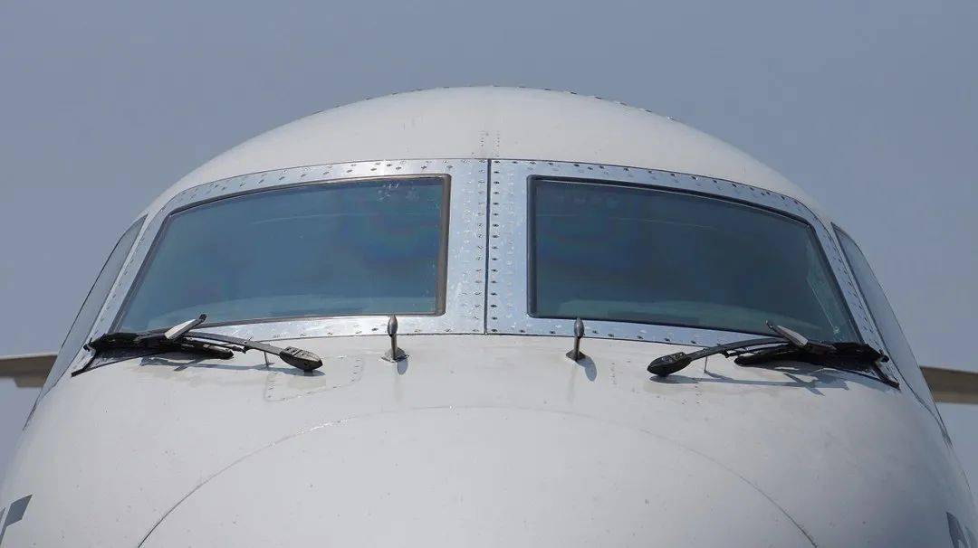 战斗机不装雨刷器飞机上到底有没有雨刷呢