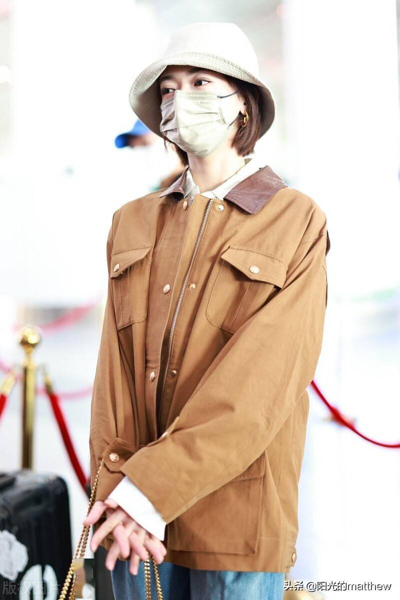 吴谨言身穿驼色上衣搭牛仔裤造型时尚,不羁素颜出镜光彩靓丽