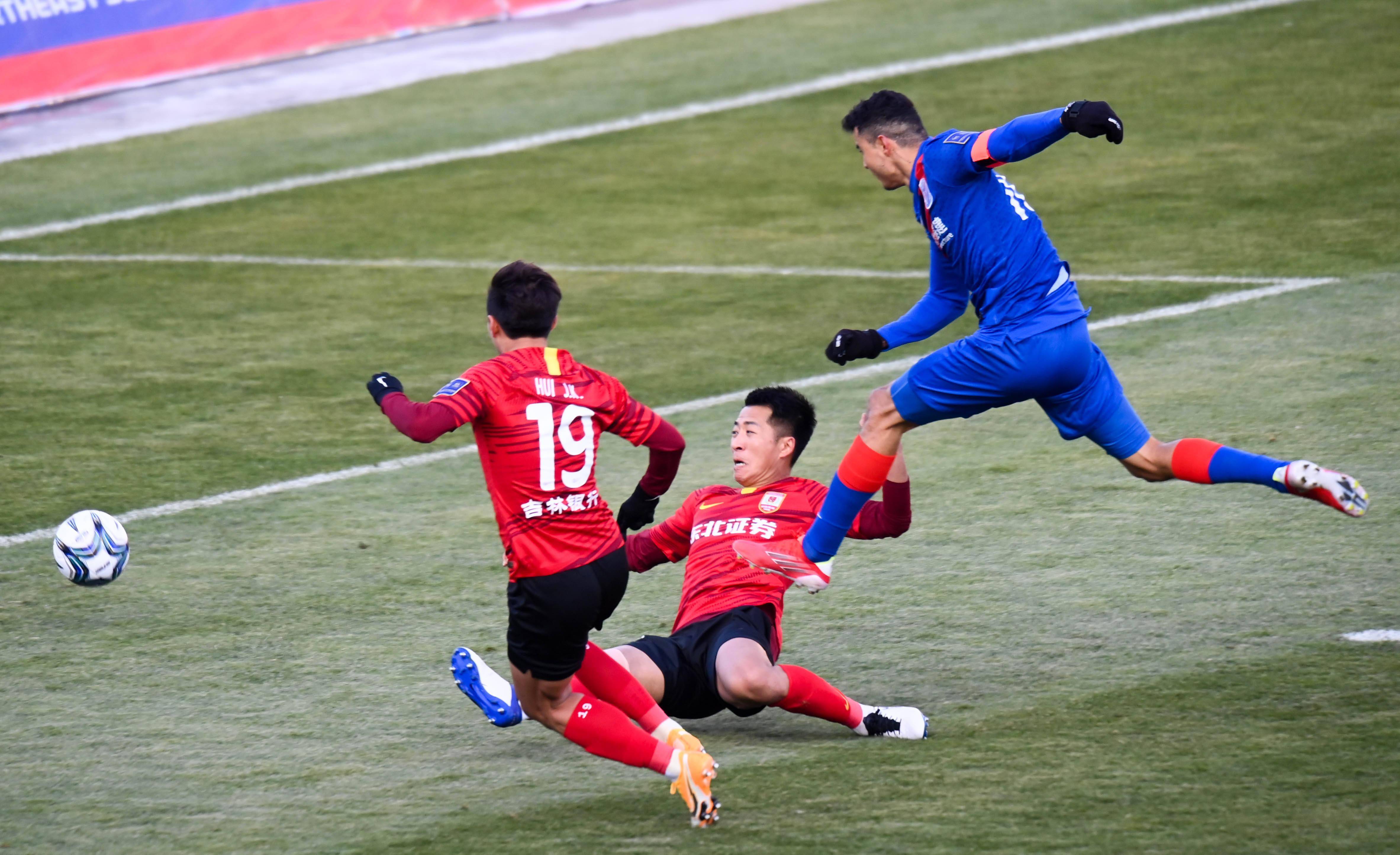 摄当日,在2021赛季中国足协杯(长春赛区)第二轮比赛中,上海申花队以2