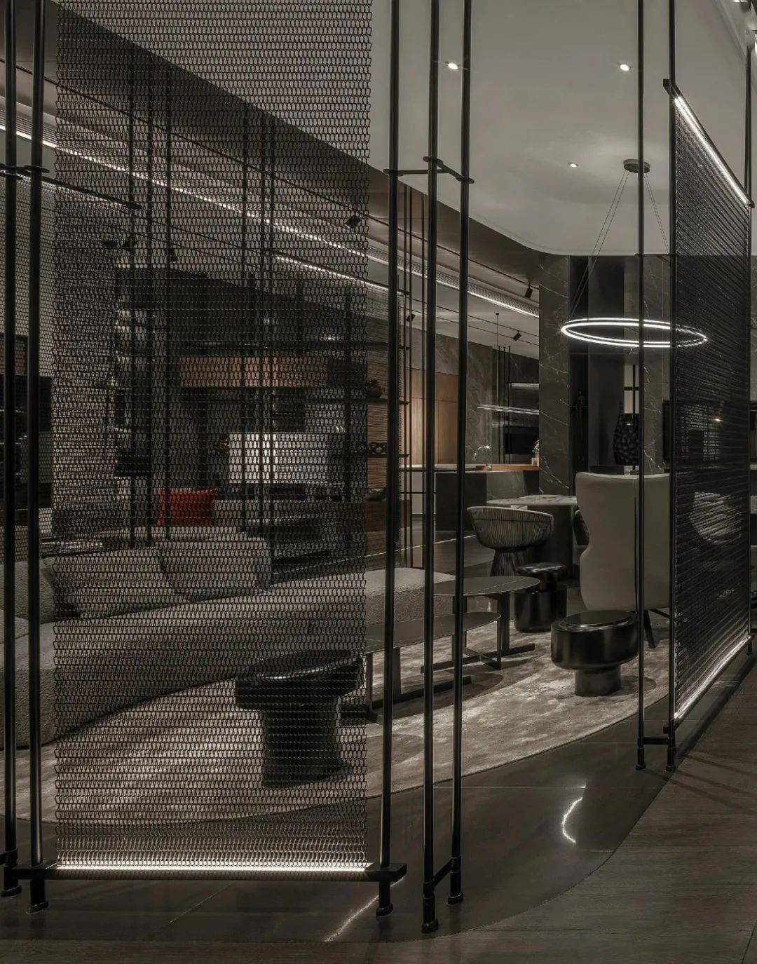 唐忠汉新作环形净透延伸的材质光泽