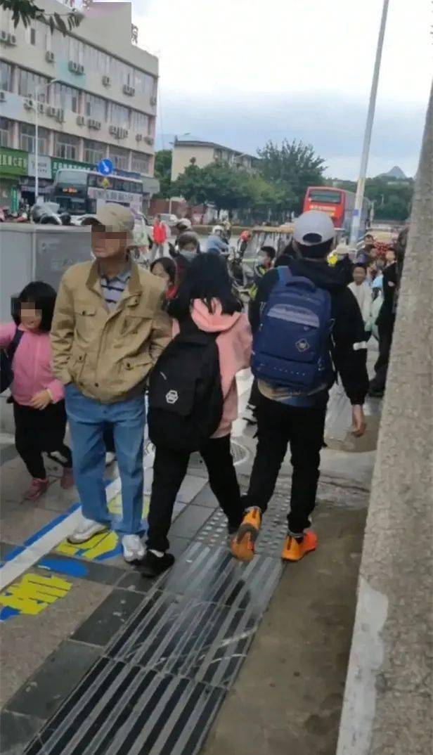曝光 广西一男子校门口专 蹭 女同学 孩子