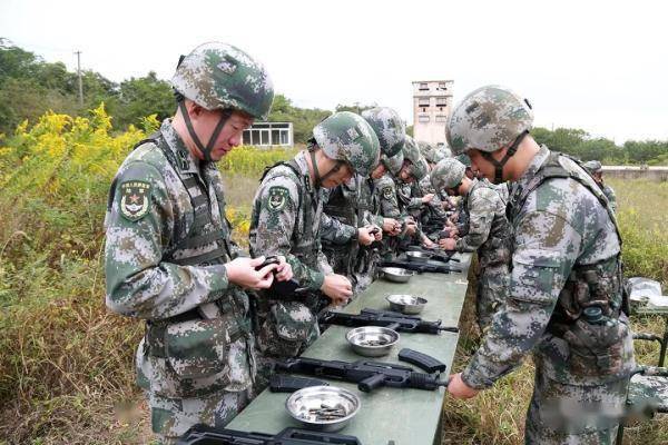 实弹射击模拟训练为确保实弹射击安全有序进行▲现场体会射击动作要领
