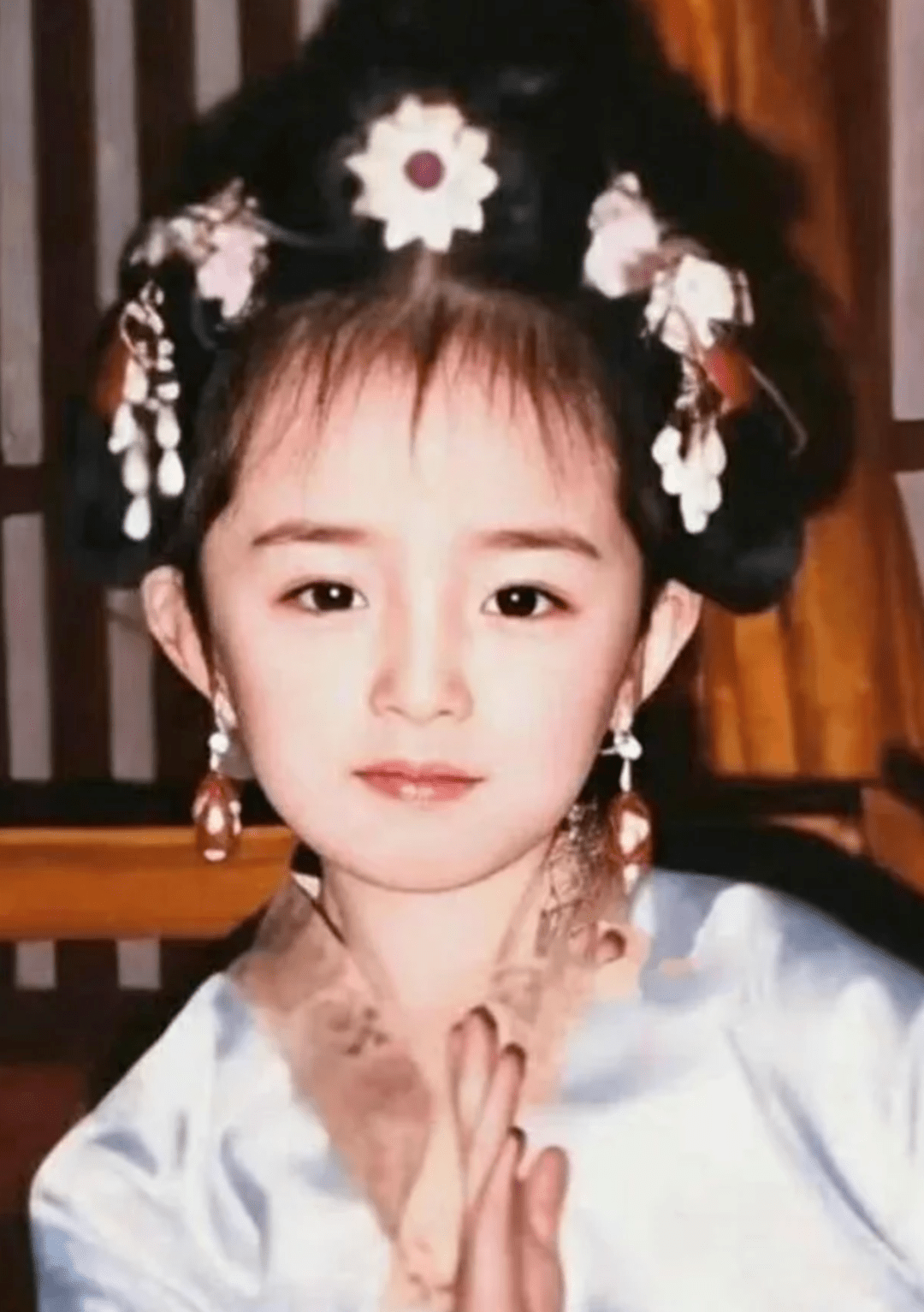 那一年,杨幂才4岁,出演了《唐明皇》中的"咸宜公主"一角,至此和演戏结