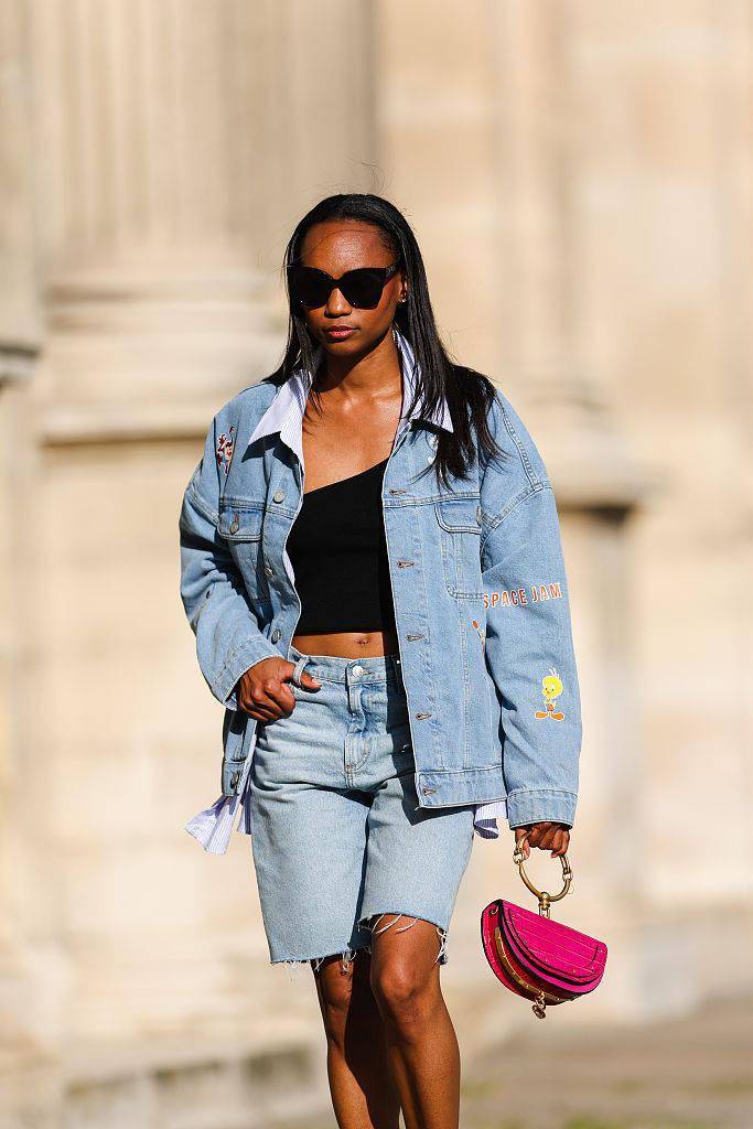 年8月21日,法国巴黎,时尚博主amanda derhy穿着一件白色牛仔夹克街拍