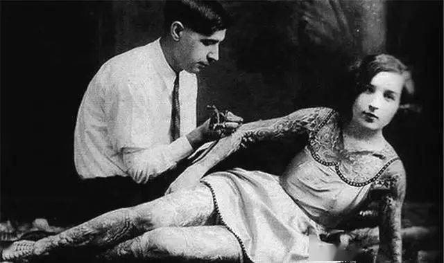 老照片:100年前的美女纹身罕见照
