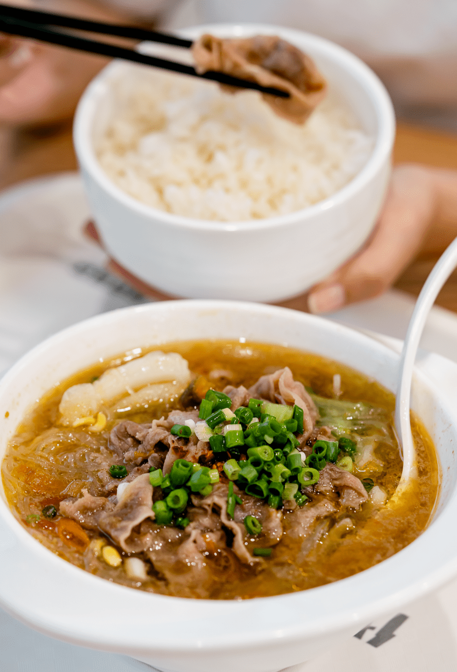 水煮肥牛饭也非常的不错粉丝,娃娃菜等打底再码上肥牛,撒上香葱浓汤浇