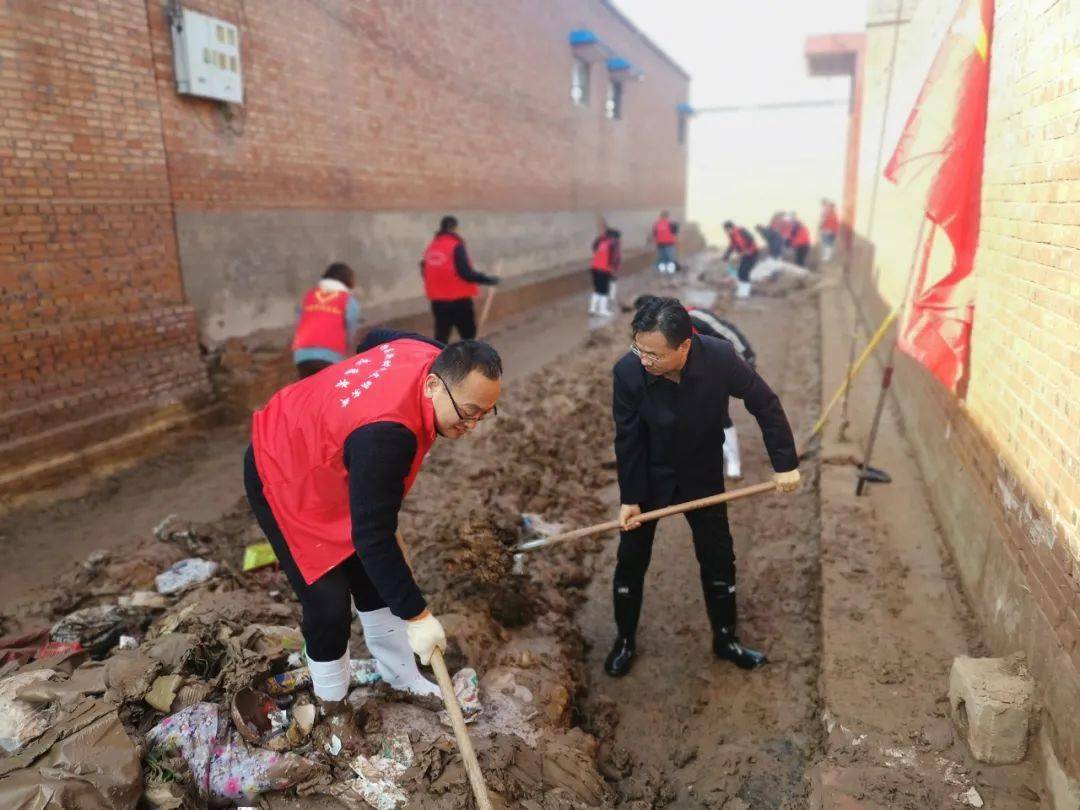 洪水无情人有情祁县环保人积极助力丰固村灾区自救