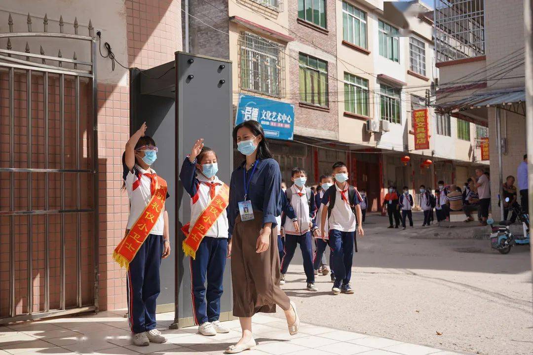 立字育人书雅润心梁村镇中心小学奋力创建文明校园