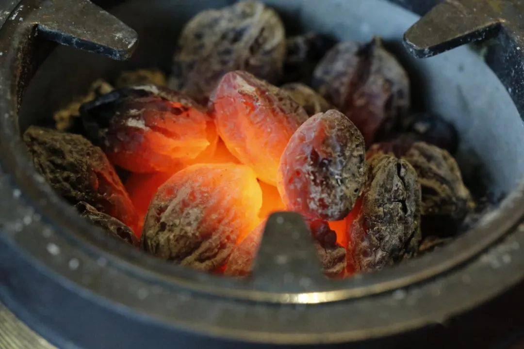 无烟不炸整颗核桃炭好茶还需活火烹碳火煮茶茶更香