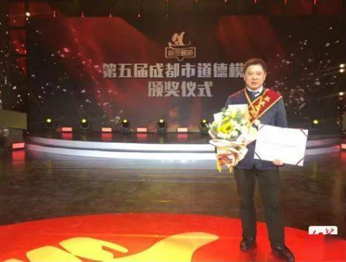 他用|挂着“尿袋”上手术台，他用行动诠释“医者仁心”