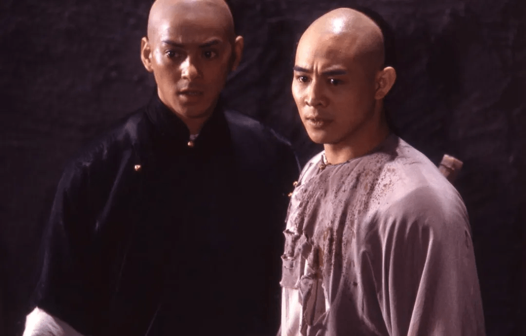 李连杰饰演的黄飞鸿(右)与莫少聪饰演的梁宽(左).