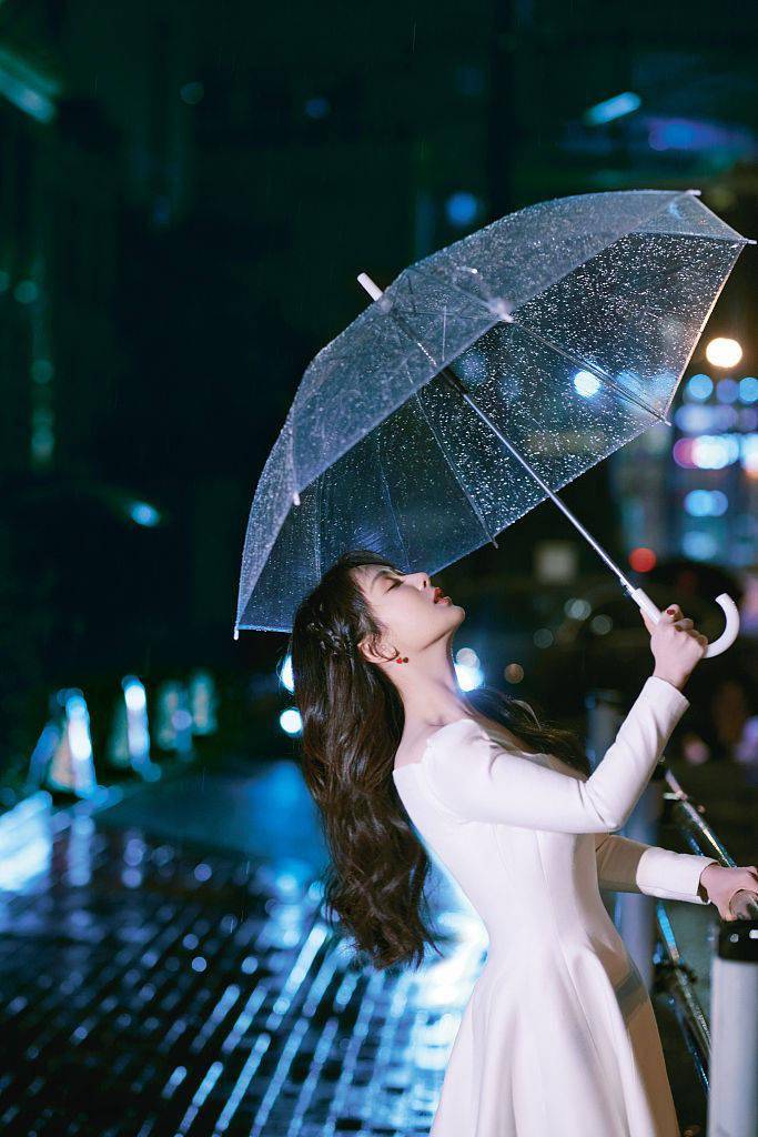 雨中撑伞的女人图片图片