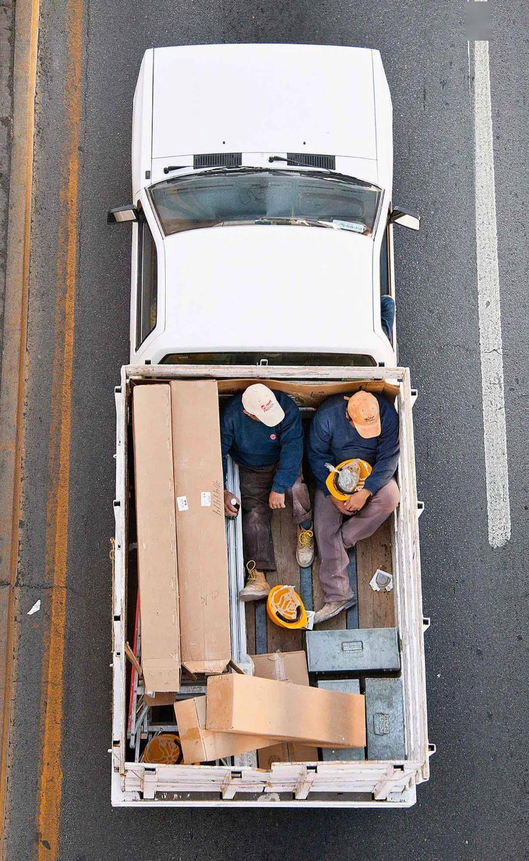 最繁忙公路上的搭车人