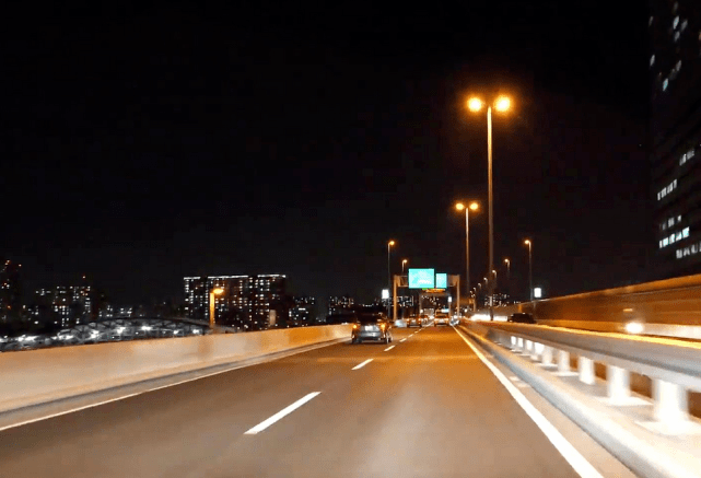 夜间跑高速如何正确使用远近光灯?交警提醒:用错罚款200,扣3分