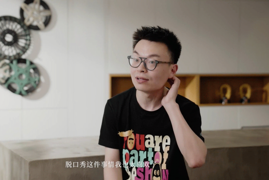 思文的理由很直接,笑果给的工资更高;而程璐则带着使命感,脱口秀是他