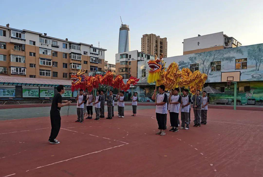 社團季瀋陽市實驗學校操場上舞龍舞獅