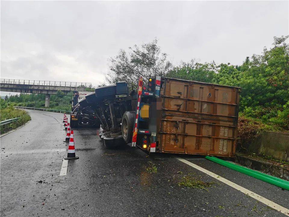 雨天路滑大货车侧翻高速路67民警化身搬运工