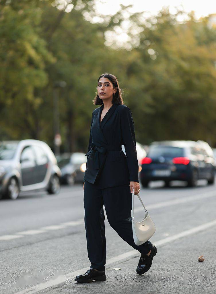 黑色 一点也不古板~黑西装才是“时髦精”必备的“万金油”单品！