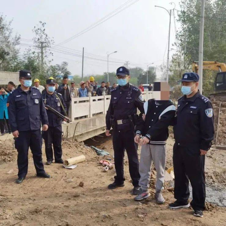 强力震慑!成武警方押解嫌疑人公开指认现场!_挖掘机