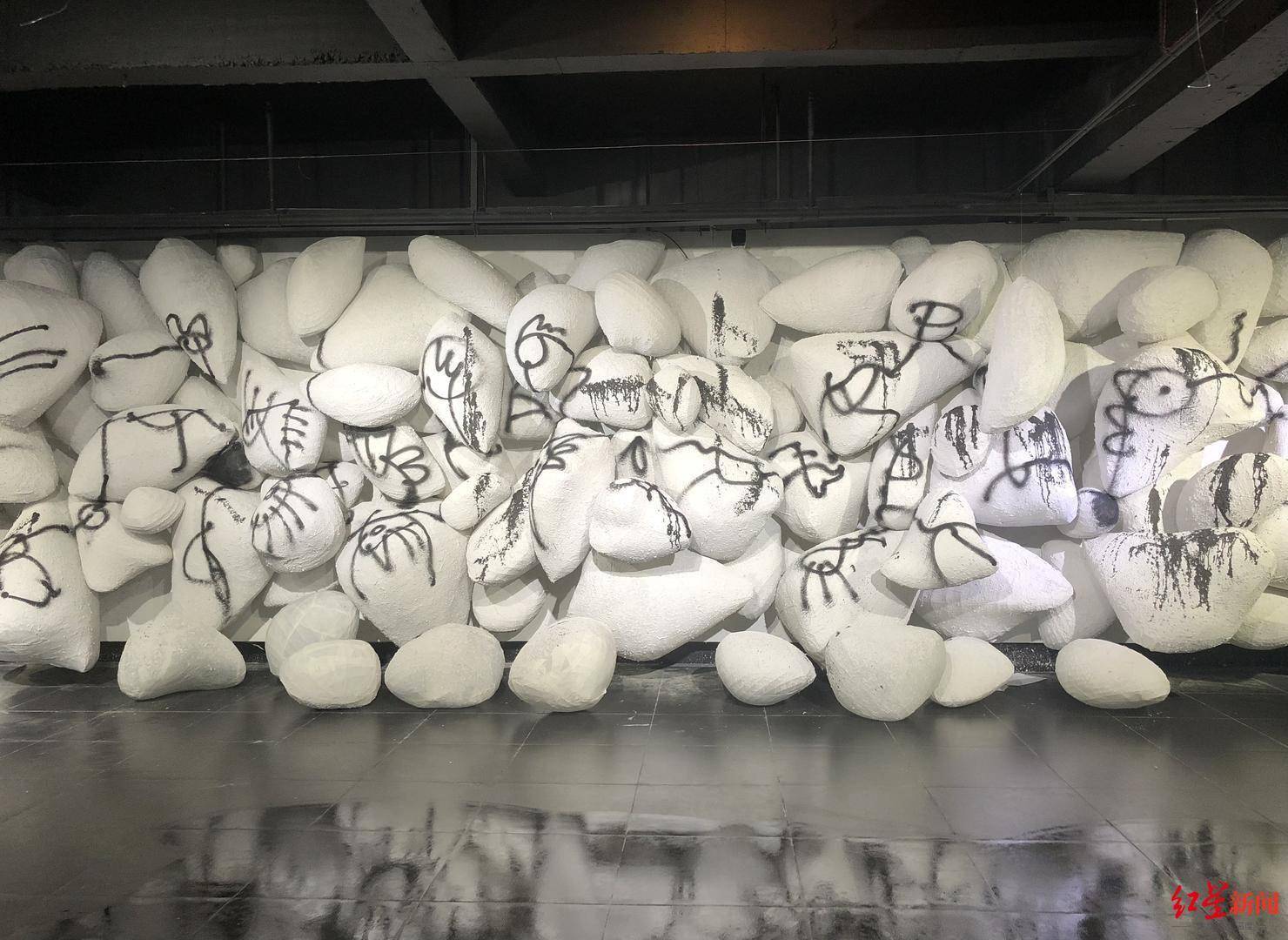 冲击这个视觉剧场双年展要的就是视觉冲击力！艺术家许燎源变身总导演