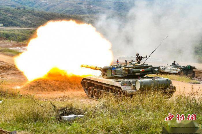 陆军第71集团军某合成旅组织多兵种实弹射击综合演练