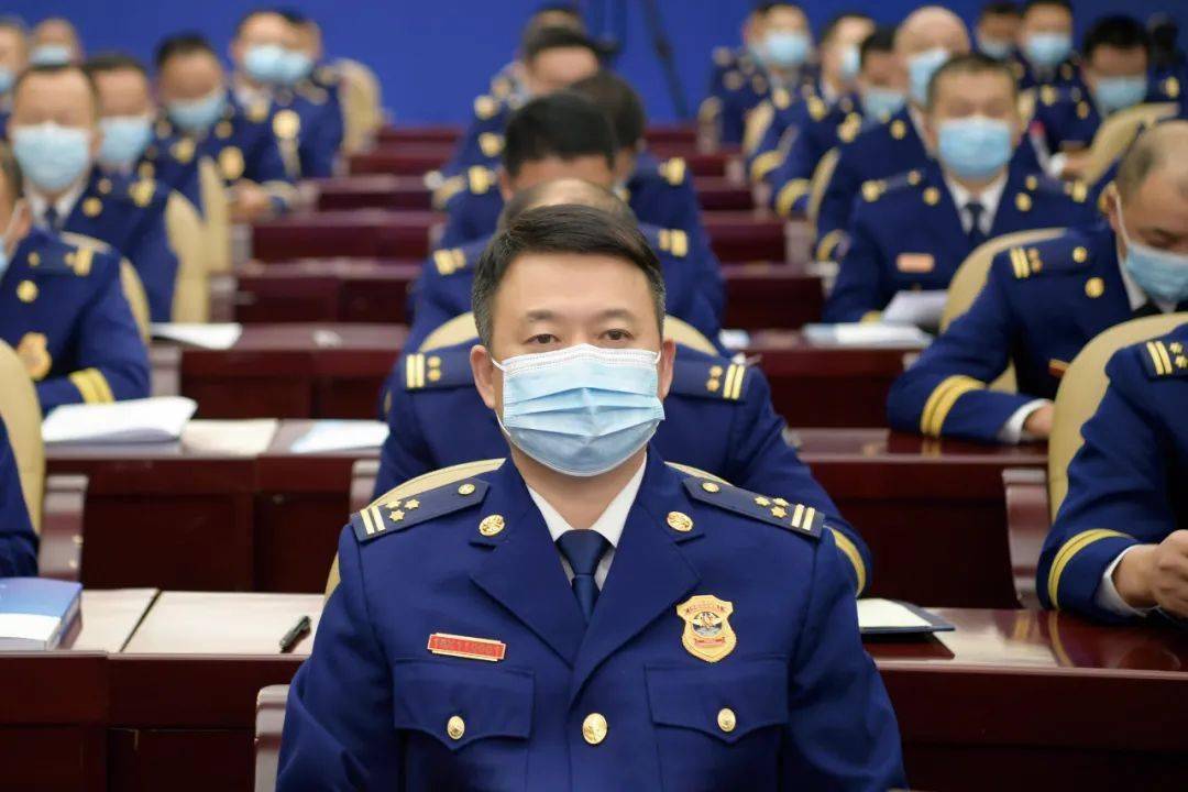 总队李浩政委出席并讲话,高宁宇总队长主持会议,总队在家班子成员