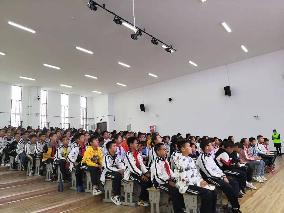 讲座中,猇亭区精神卫生康复中心主任杨远军医生围绕"少年儿童常见心理