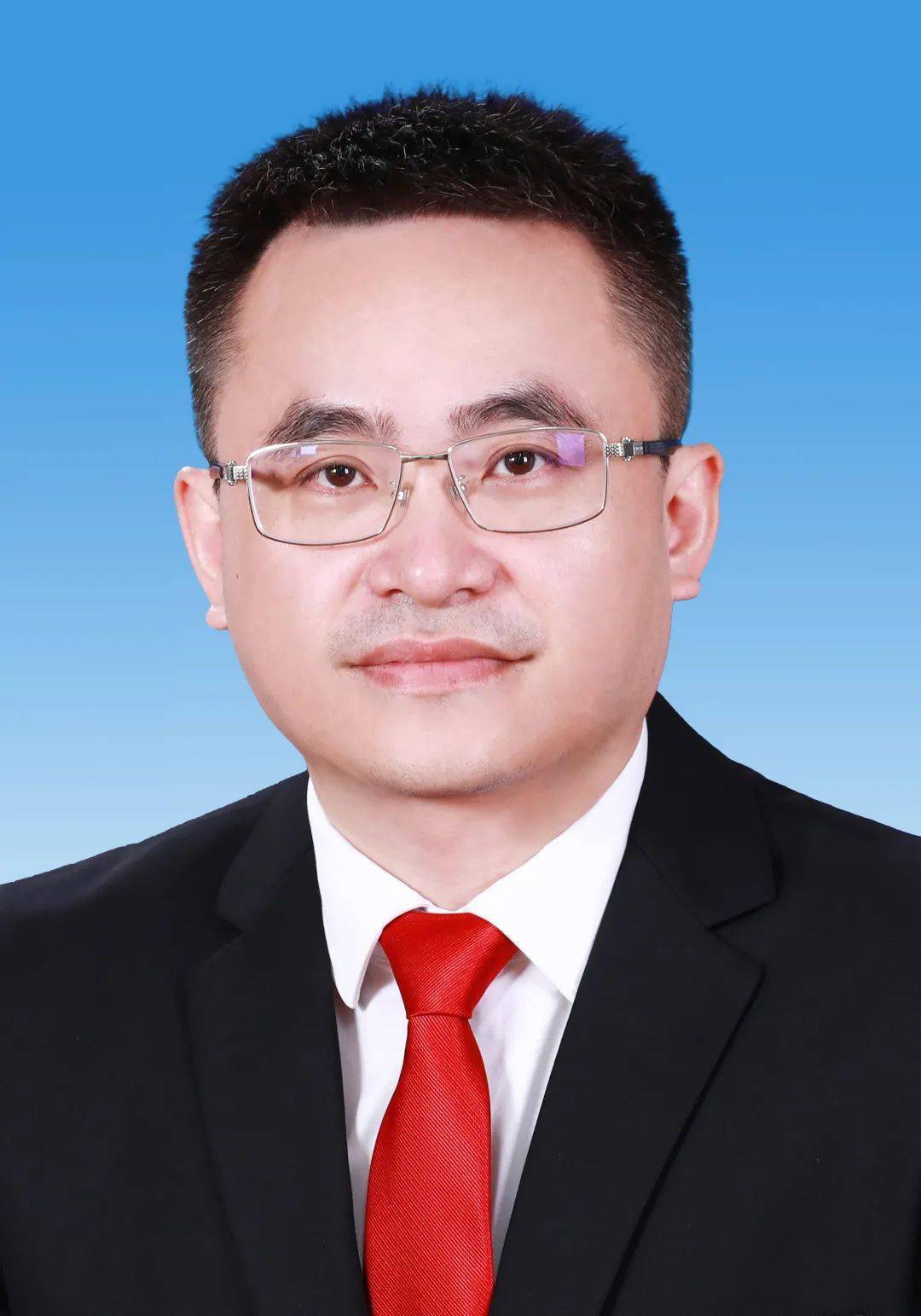 研究生,理学硕士,中共党员,现任达州市人民政府党组成员,副市长