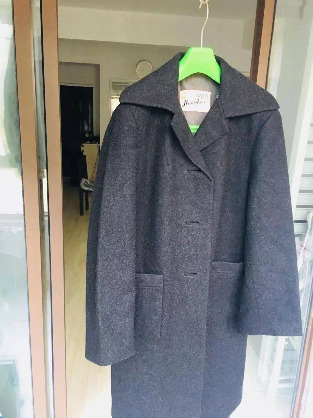 紫酱红可脱卸海虎绒内胆大衣 30元 18656512192两个全新头盔, 20元一