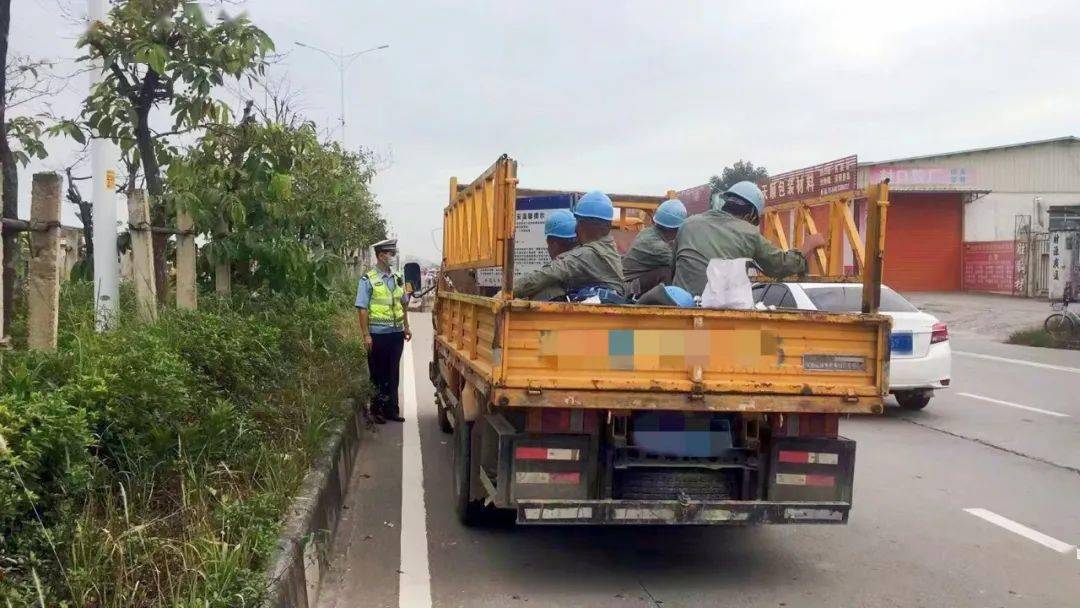 严查阳江一货车违法载人被处罚