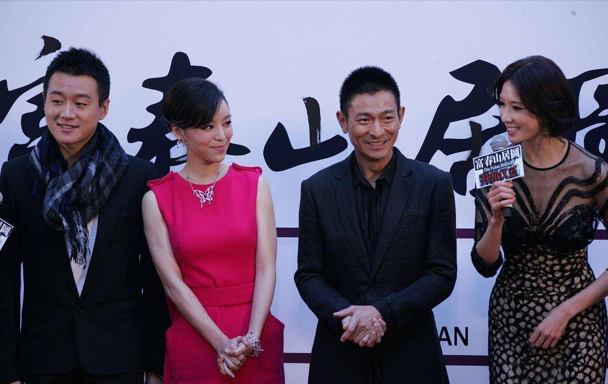 林志玲与张静初罕见同框,穿蕾丝纱裙只顾秀身材,气场完全败下来