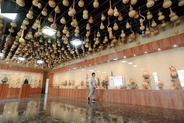 济南有个葫芦博物馆馆主已雕刻葫芦20多年要让世界感受葫芦雕刻的魅力