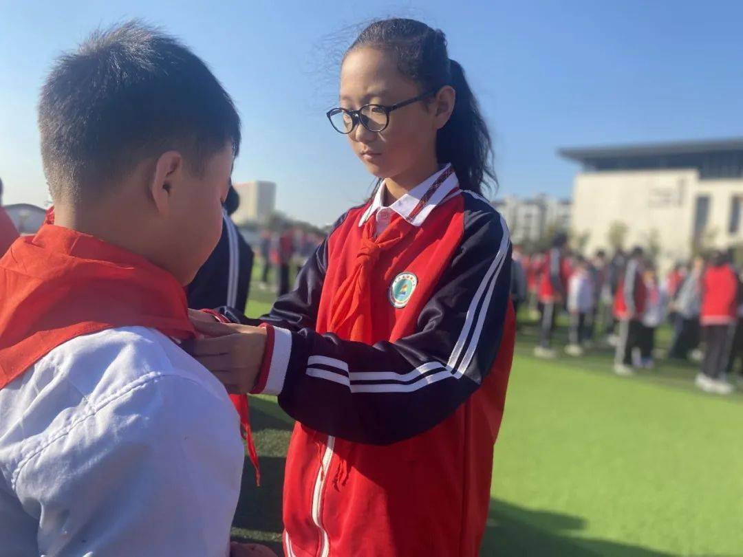 接过接力棒走好新长征济南市章丘区杨胡小学开展纪念长征胜利85周年暨