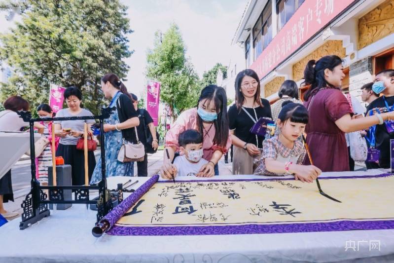 艺术|平安人寿福建分公司：举办“花开富贵 平安万家”吴建峰牡丹画精品展