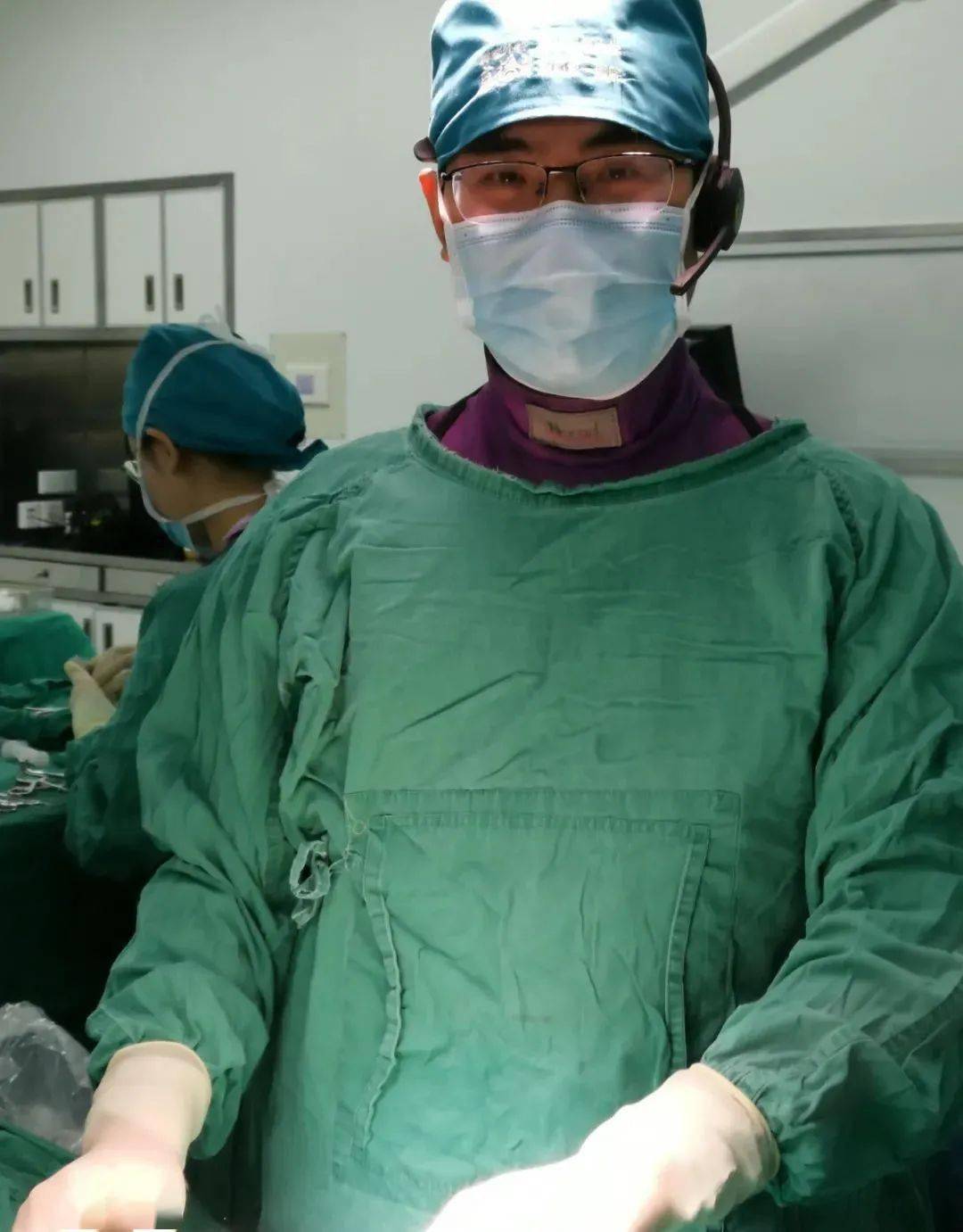 手术直播中,科主任王瓯晨和执行主任胡孝渠等专家领衔的团队全程专业