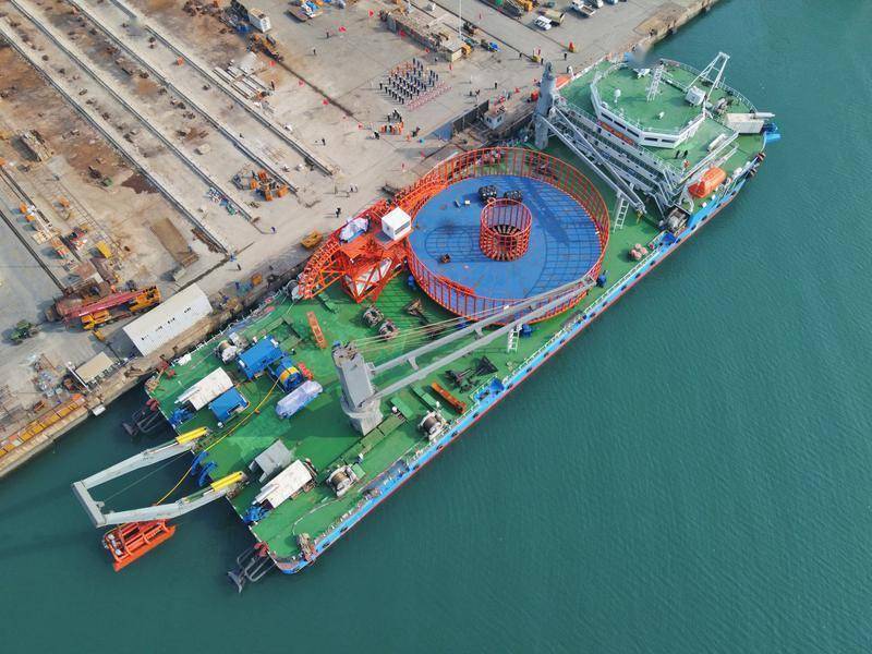 国内首艘15000吨级布缆船在烟台交付