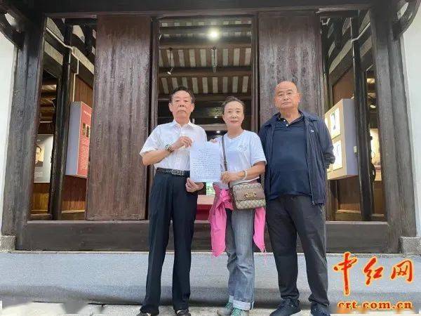 李春涛烈士后人(左)和彭湃烈士后人合影第七天,早饭后,彭湃兄弟三人向