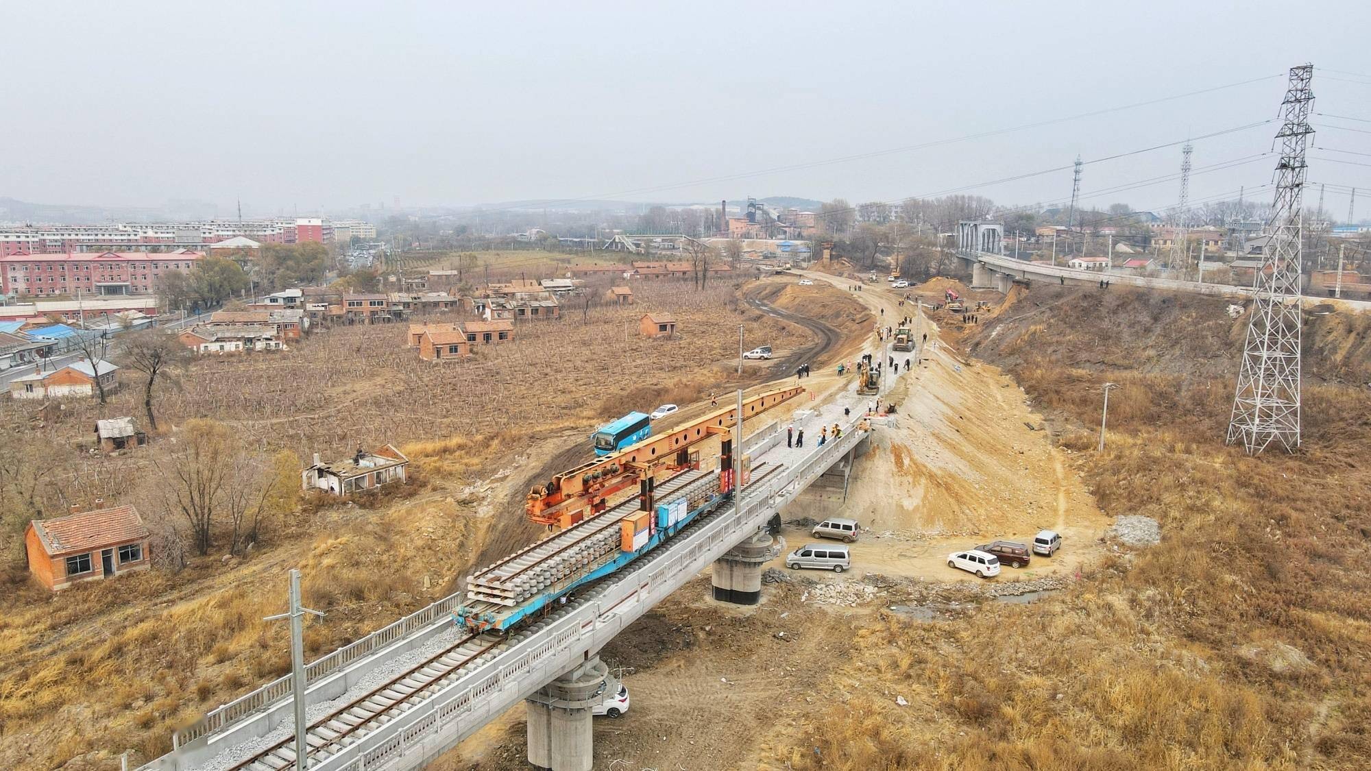 我国在建最东端快速铁路改造工程佳鹤铁路全线铺轨贯通