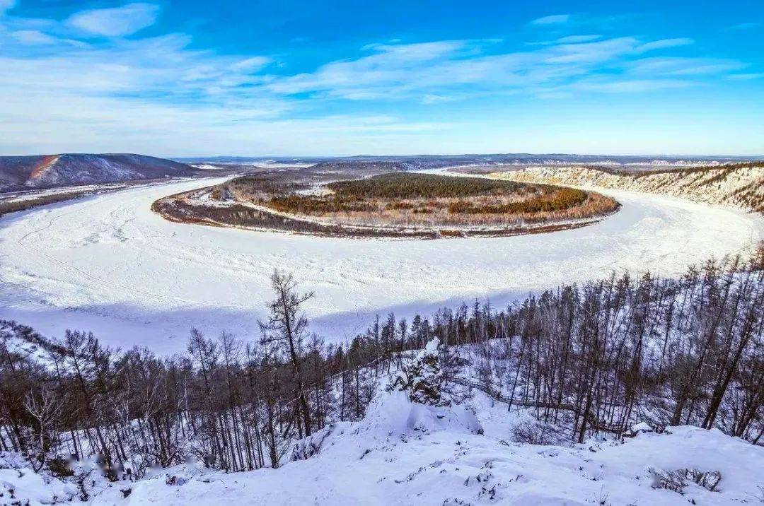 裝點黑色土地飄飄散散冬天的雪像是冬日裡散落在地的光堅硬透亮你可曾