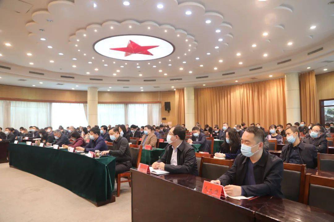 区委副书记郑军旗主持会议,相关区领导就当前重点工作通报情况并进行