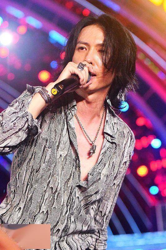 张淇太有魅力了身材挺拔比例完美穿黑裤很有音乐人的个性